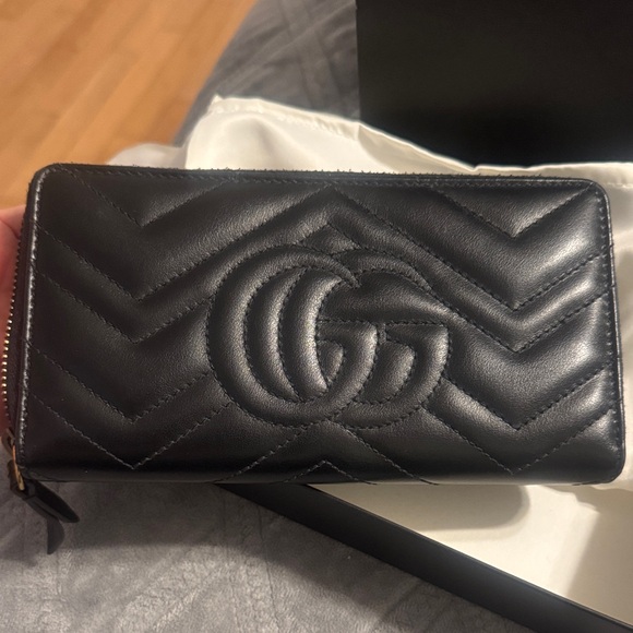 Gucci Black Chevron Leather Wallet with Gold Logo - Picture 2 of 5